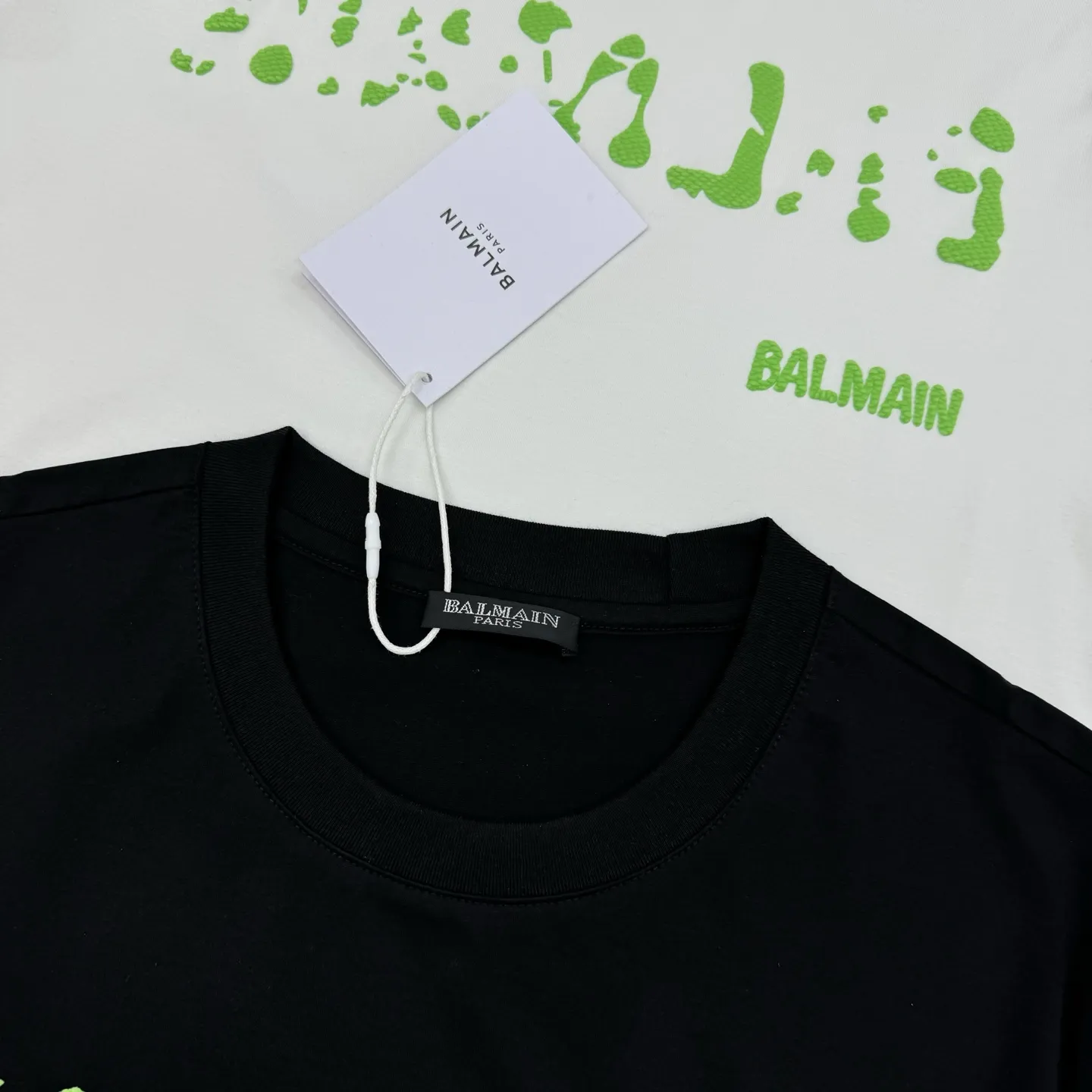 BALMAN 25s spring and summer men's round neck short sleeves. Made of high-quality pure cotton. Woven technology. Richer texture than ordinary fabrics. The Classic label made of Balman letter printing on the chest highlights. Regular cut, the upper body fits comfortably and does not appear bloated and tight. Color: Black. White. Sizes: S-XXL Loose fit! 175/140 catties recommended L